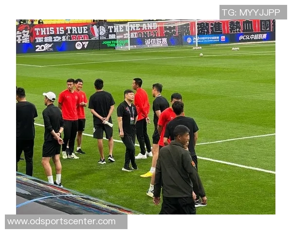 瓜帅赛后与主裁亲切交流竖起大拇指表达赞赏与尊重